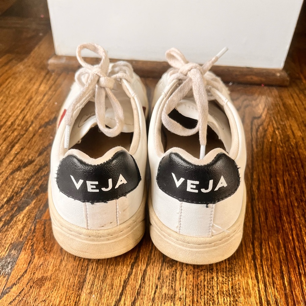 Veja White Sneakers with Red Accent size 7 - Picture 2 of 4